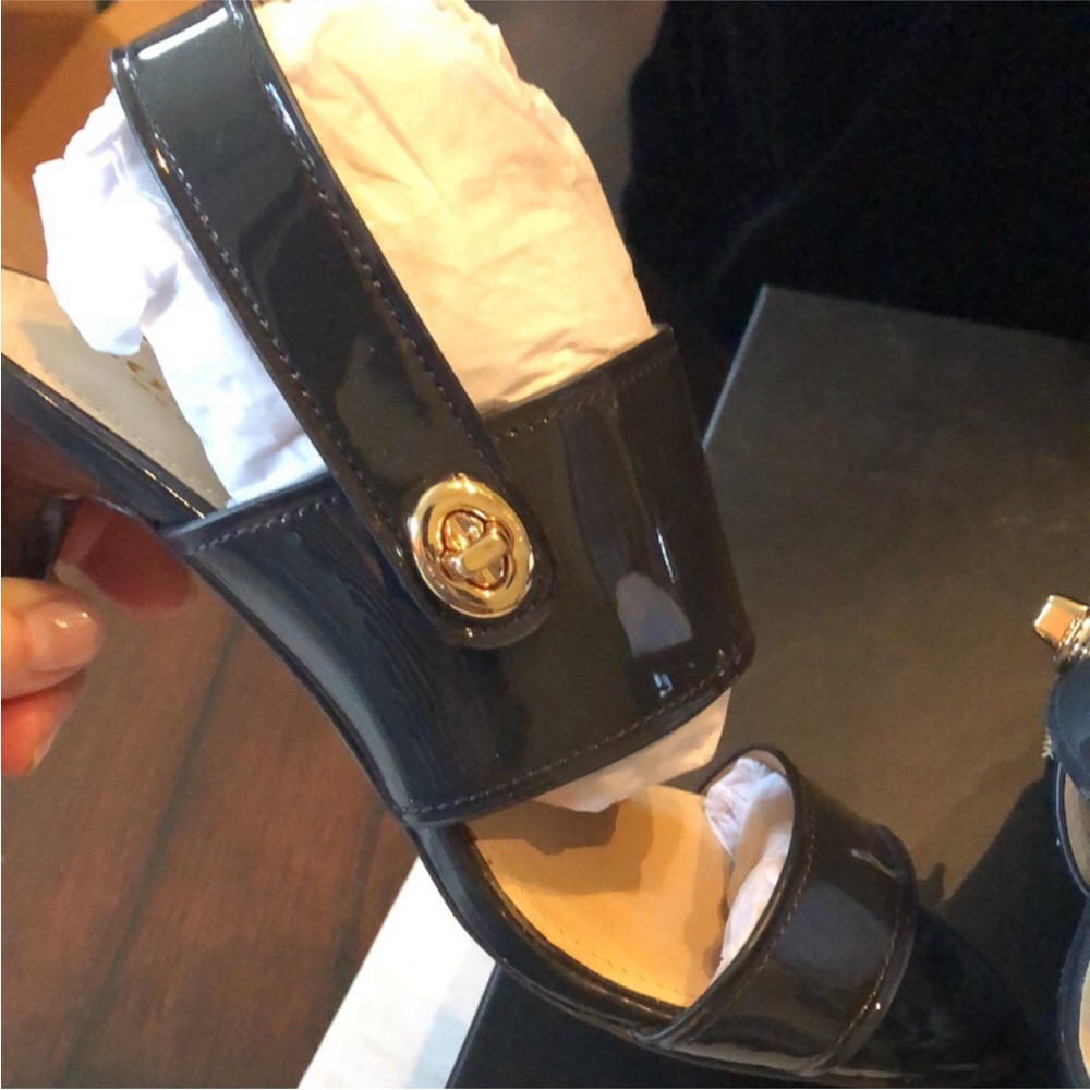 Coach Marla patent leather brown tapered heel back gold tone lock strap + box - Picture 7 of 13